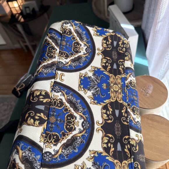 Alice+Olivia DuffleBag Regal Romance Travel Detachable Strap Pockets 16x6x11 NWT - Picture 9 of 16